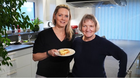Susanne Nett und Annette Benner kochen Eierkäse mit Hefezopf.