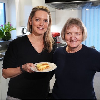 Susanne Nett und Annette Benner kochen Eierkäse mit Hefezopf.
