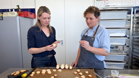 Susanne Nett und Christine Jung backen zusammen