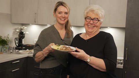 Margret Brinkmann und Susanne Nett präsentieren ihr gekochtes Zungenragout.