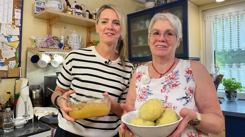 Susanne Nett kocht gemeinsam mit Gisela Neumüller gefüllte Klöße.