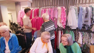 Die rollende Mode-Boutique bringt Freude ins Seniorenheim.