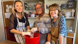 Susanne Nett befüllt mit Karl-Heinz und Marianne Kindler die Saumägen.