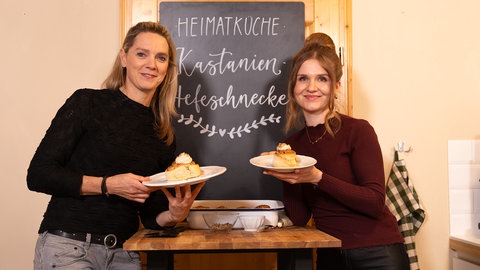 Susanne Nett backt mit Julia Feith Kastanien-Hefeschnecken.