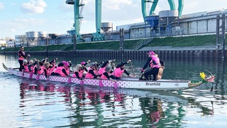 Die "Pink Paddler" auf dem Rhein bei Worms.