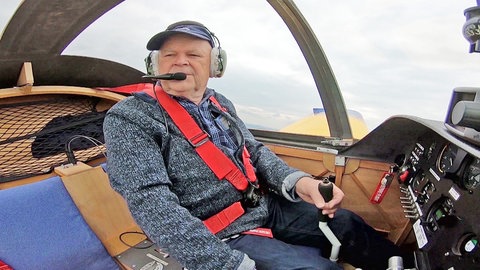 Michael Kratz in seinem Flugzeug.