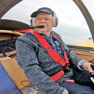 Michael Kratz in seinem Flugzeug.
