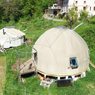 Seit 2019 das frühere Château Langenberg in einen „Écolieu“ mit Wohnraum und Landwirtschaft umgewandelt.