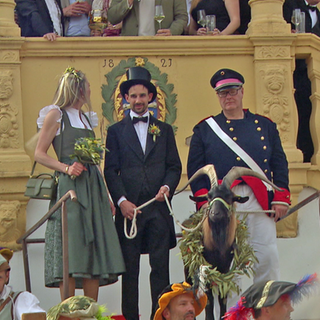 Das Lambrechter Hochzeitspaar bringt den Heißbock nach Deidesheim zur Versteigerung.