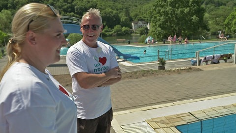 Julia Kussmann und Ralf Klimek, Rettungsschwimmer und Bademeister im Freibad in Winningen