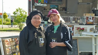 Tahera Najwa (l.) und Fatima Nuri vor ihrem Foodtruck