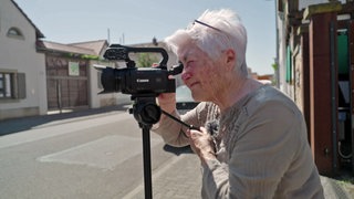 Hobby-Filmemacherin Dorle Dorsch mit der Kamera unterwegs in Haßloch