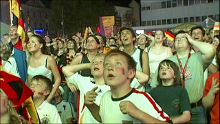 Publikum beim Public Viewing in Kaiserslautern bei der WM 2006.