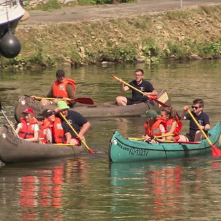 Menschen in Kanus auf der Lahn