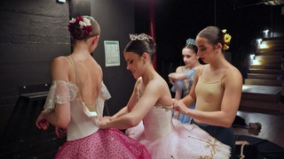 Junge Balletttänzerinnen vor ihrem Auftritt hinter der Bühne