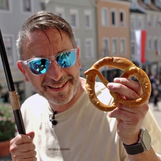 Christian Schuster hat beim Brezelfest in Speyer auf seinem Balkon eine Brezel gefangen