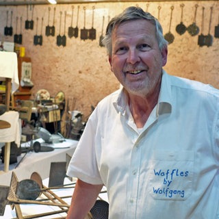 Wolfgang Fuhrmann in seinem Waffeleisen-Museum in Maßweiler