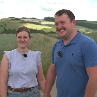 Sabrina und Jens inmitten der Wiesen, in denen Jens ihr einen besonderen Heiratsantrag machte.