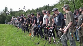 Schatzsucher in den Startlöchern bei der Deutschen Meisterschaft der Sondengänger