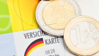 Münzen auf einer Versichtertenkarte