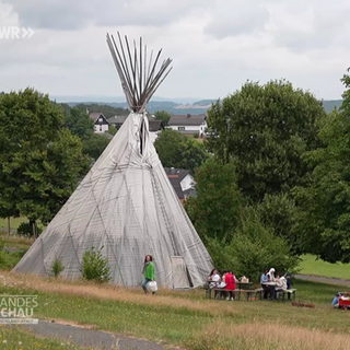 Familie an einem Tipi