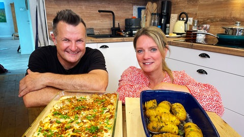 Susanne Nett und Jürgen Jotter mit dem Fläschknepp-Auflauf mit Fächerkartoffeln à la Jay Jay