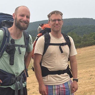 Student Oliver Möller (r.) und Tanzlehrer Simon Kieke wandern aus Protest nach Berlin