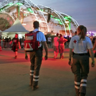 Sanitäter laufen übers Gelände des Nature One-Festivals