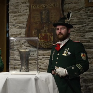 Der Antike Becher mit Mitgliedern des Hanseordens