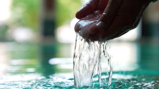 Hände in Wasser
