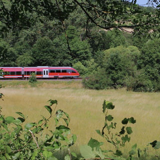 Ein Zug fährt durch eine Landschaft.