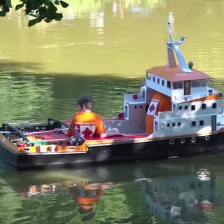 Ein Modellschiff auf dem Pirmasenser Eisweiher