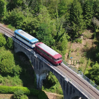 Der historische Schienenbus auf der Strecke von Linz nach Kalenborn.