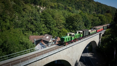 Die Schmalspurbahn fährt über eine Brücke im Brohltal