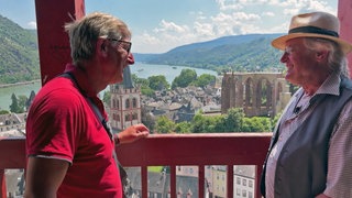 Markus Bundt (l.) und Gästeführer Horst Maurer über den Dächern von Bacharach
