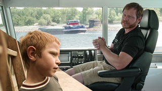Binnenschiffer Patrick Mnich auf der Brücke seines Rheinschiffs