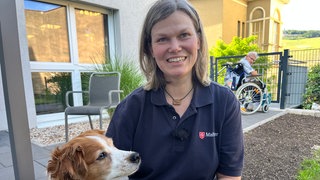 Sabine Jakubowski aus Hackenheim: Ehrenamtliche Besuche mit Hund im Binger Seniorenheim.