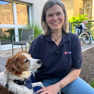Sabine Jakubowski aus Hackenheim: Ehrenamtliche Besuche mit Hund im Binger Seniorenheim.