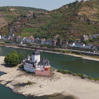 Der niedrige Pegelstand am Rhein führt auch dazu, dass die großen Kreuzfahrtschiffe nicht auf die Mosel übersetzen können. Hier im Bild: die freigelegte Burg Pfalzgrafenstein.