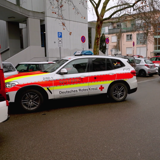 Einsatzfahrzeuge vor der Karolina-Burger-Schule in Ludwigshafen