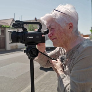 Hobby-Filmemacherin Dorle Dorsch mit der Kamera unterwegs in Haßloch