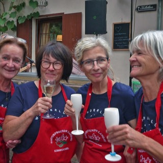 Das Kiesbuckelteam um Isolde Schall (2. v. r.) stoßt auf den Erfolg an