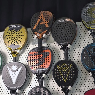 Verschiedene Padelschläger