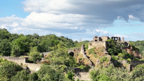 Die Burganlage Schmidtburg ist ein Höhepunkt der Hahnenbachtour.