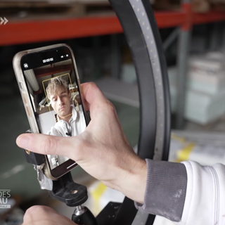 Felix Schröder in seinem Handy