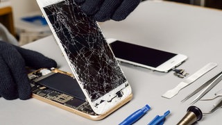 Kaputtes Smartphone wird geöffnet