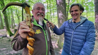 Jörg Haßling von den Wanderfreunden Steckeschlääfer (l.) und SWR-Reporter Marius Zimmermann