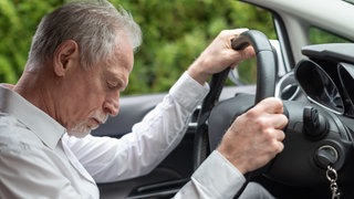 Müder Mensch am Steuer