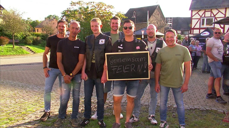 Gemeinsam feiern beim Knatterfest in Mittelstrimmig