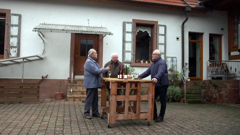 Helmut Forger, Toni und Gerhard Hammer vor der ehemaligen Dorfwirtschaft Lindelbrunn 
